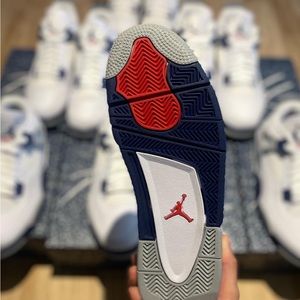 Jordan 4 midnight Navy size 10M and 4Y